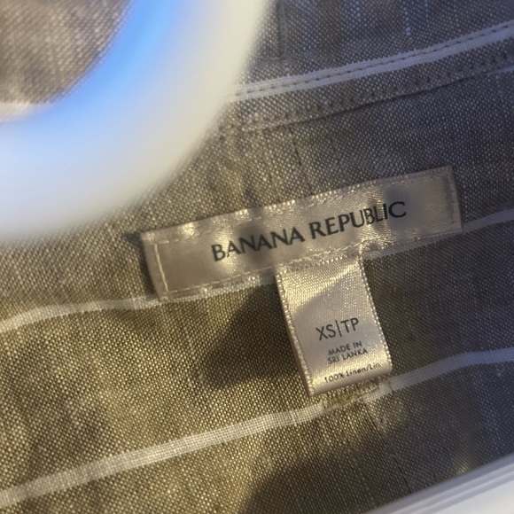 Banana Republic linen cropped shirt extra small worn once - Picture 4 of 5